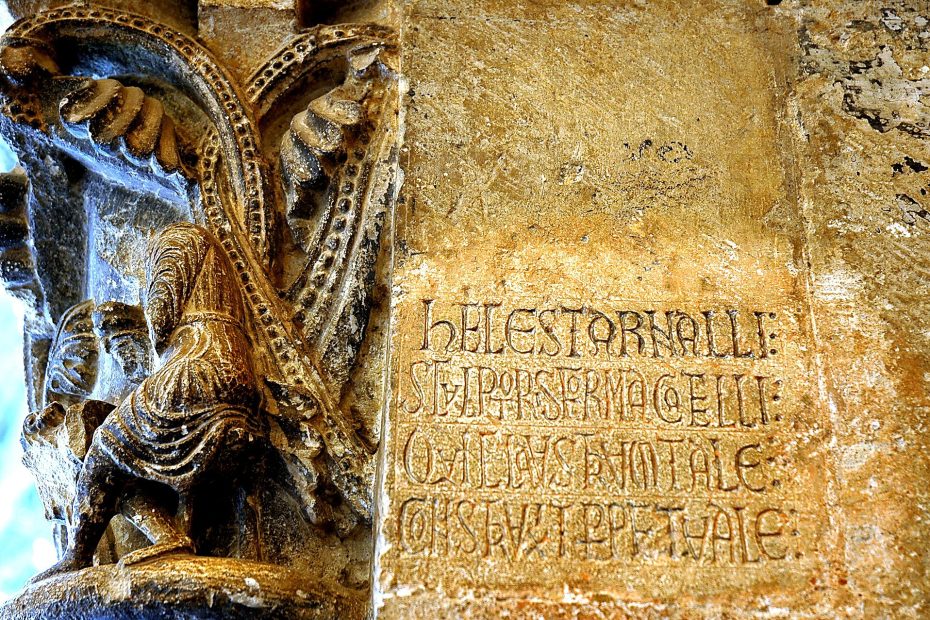 Monestir de Sant Cugat - Inscripció d'Arnau Cadell