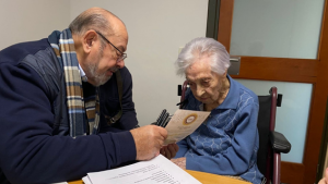 Maria Branyas de 117 anys amb el Dr. Corominas a la residència d’Olot on viu la Maria, Girona.