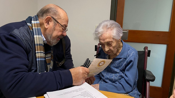 Maria Branyas de 117 anys amb el Dr. Corominas a la residència d’Olot on viu la Maria, Girona.