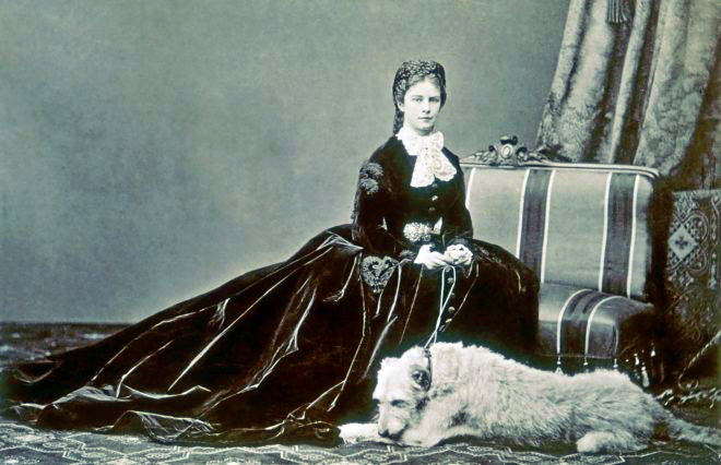 Fotografia de Isabel emperatriz del Imperio Austriaco en la corte de Viena con su perro Houseguard. 1867