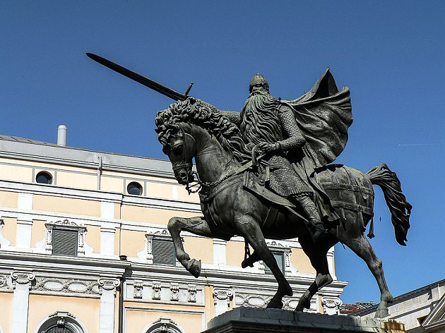 Monumento al Cid en Burgos. instalado en la plaza de Mio Cid, en el centro de la ciudad, junto al puente de San Pablo sobre el río Arlanzón