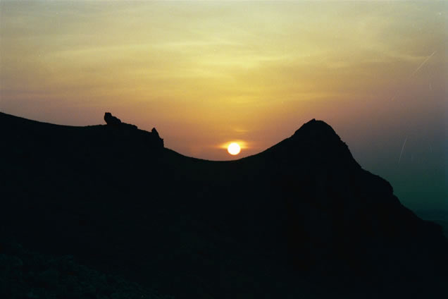 Sortida de sol per sobre deir el bahari. Foto de'n Jaume Coll (copyright)