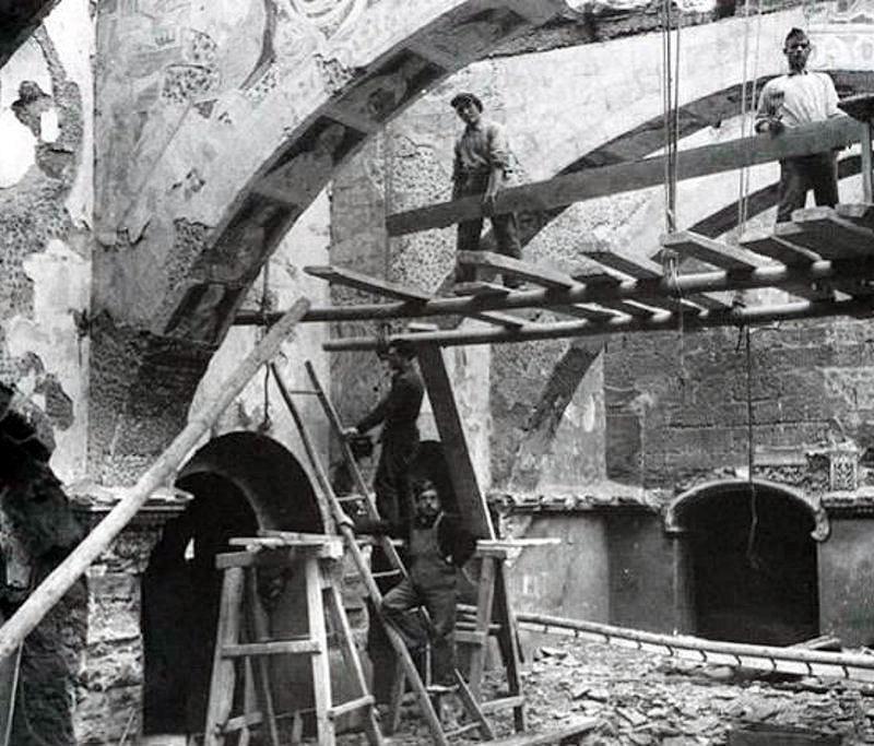 Desprendiendo las pinturas 1936. El miembro del comité sigue trabajando